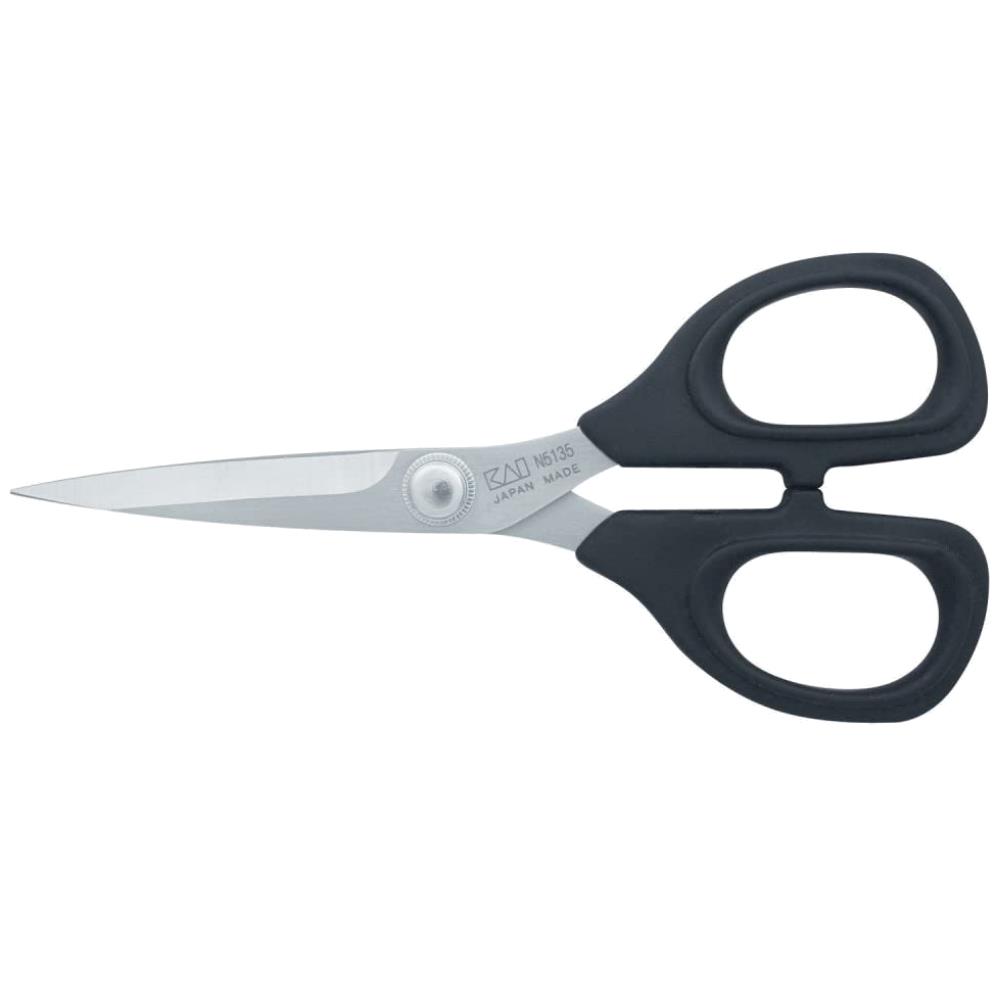 KAI Stickschere 5,3 Zoll N 5135, Länge 135 mm, schwarzer Kunststoffgriff